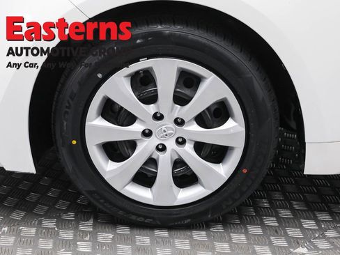 Used 2022 Toyota Corolla LE image 32