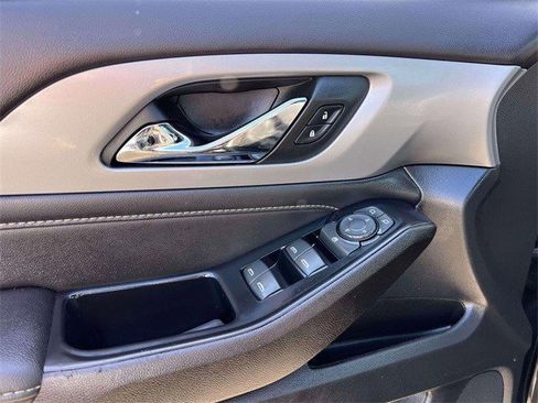 Certified 2023 Chevrolet Traverse LT w/ Rear Camera Mirror Package image 15