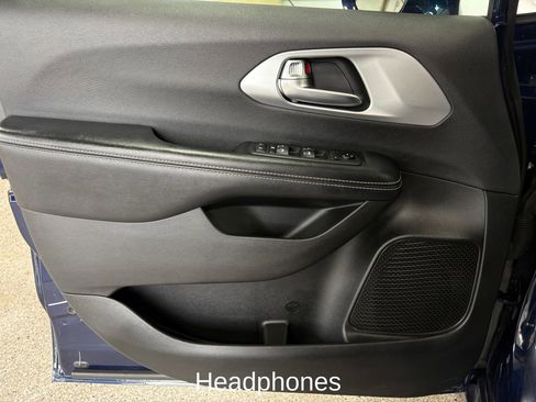 Used 2018 Chrysler Pacifica Touring-L Plus w/ S Appearance Package FWD image 10