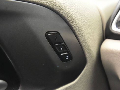 Used 2024 Chrysler Pacifica Touring-L FWD image 29