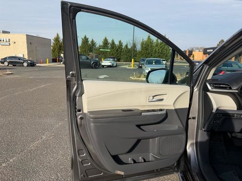 Used 2023 Toyota Sienna XLE FWD image 9