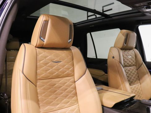 Used 2024 Cadillac Escalade Premium Luxury AWD/4WD image 15