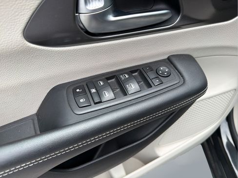 Used 2024 Chrysler Pacifica Limited FWD image 23