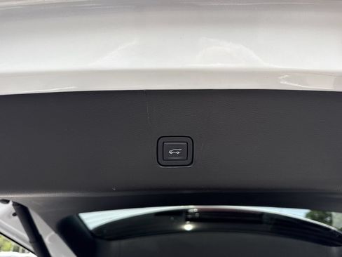 Used 2023 Chevrolet Traverse LT FWD image 31