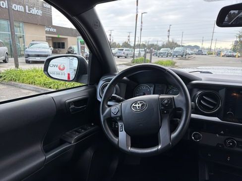 Used 2017 Toyota Tacoma TRD Sport w/ Tow Package image 11