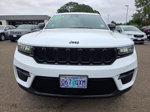 Used 2025 Jeep Grand Cherokee Altitude AWD/4WD image 7
