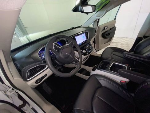 Used 2023 Chrysler Pacifica Touring-L AWD/4WD image 27