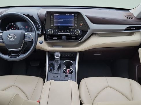 Used 2021 Toyota Highlander XLE AWD/4WD image 11