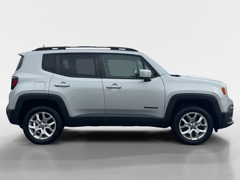 Used 2018 Jeep Renegade Latitude w/ Cold Weather Group AWD/4WD image 3