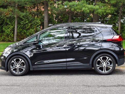 Used 2020 Chevrolet Bolt Premier w/ Infotainment Package FWD image 5