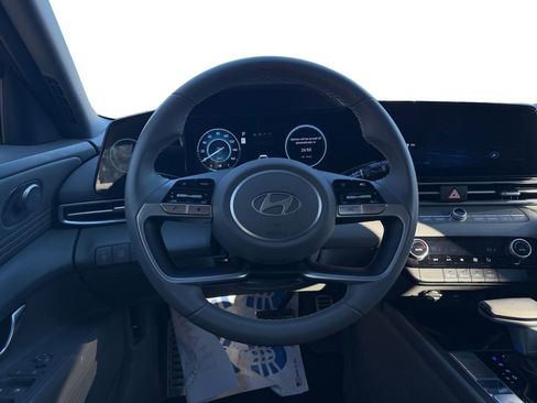 Used 2025 Hyundai Elantra SEL image 12