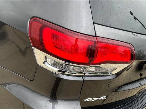 Used 2020 Jeep Grand Cherokee Laredo image 36