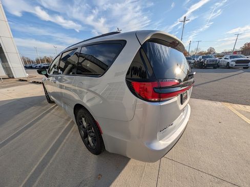 New 2026 Chrysler Pacifica Select image 6