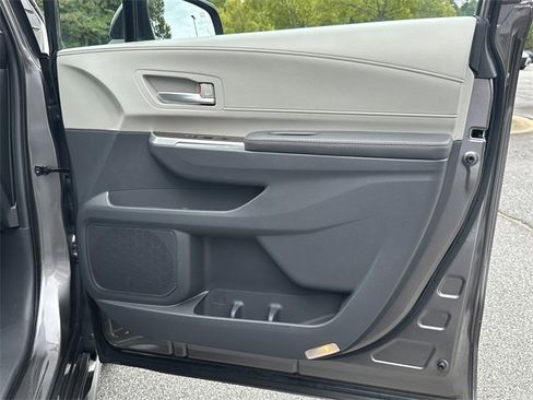 Used 2024 Toyota Sienna XLE image 15