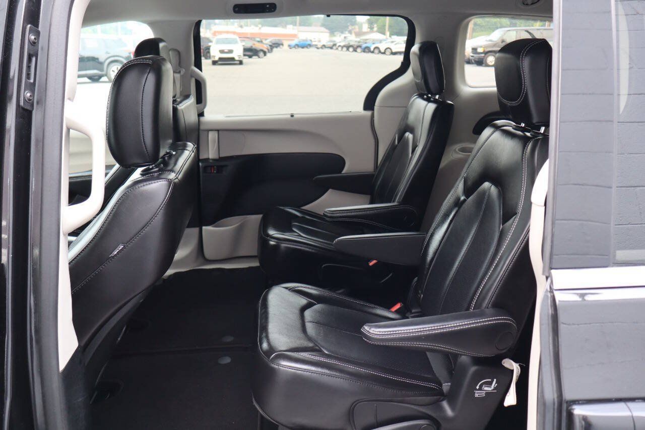 Used 2023 Chrysler Pacifica Touring-L FWD image 5