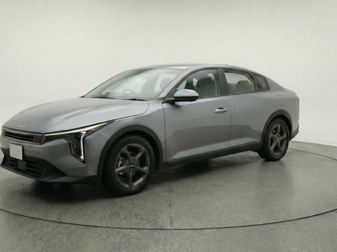 Used 2025 Kia K4 LXS image 3