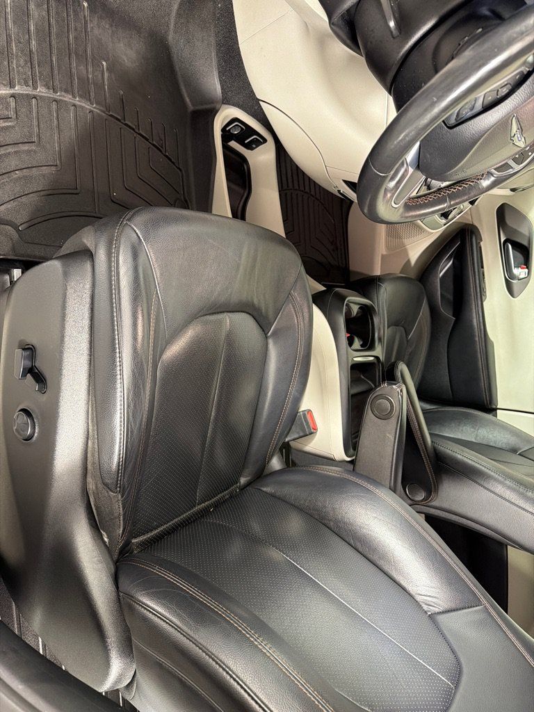 Used 2020 Chrysler Pacifica Touring-L FWD image 12