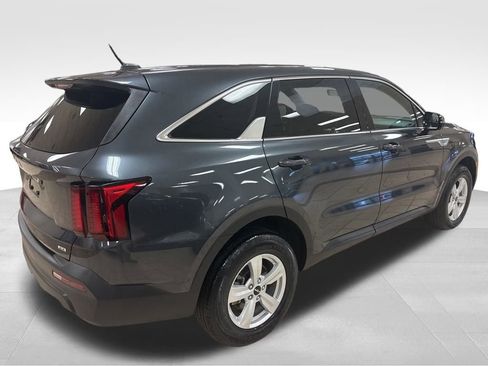 Used 2023 Kia Sorento LX image 9