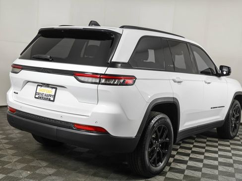 Used 2024 Jeep Grand Cherokee Altitude AWD/4WD image 13
