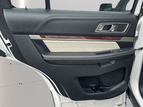 Used 2019 Ford Explorer Platinum image 17
