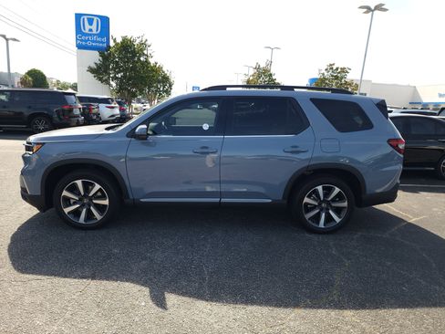 Certified 2025 Honda Pilot Touring image 8