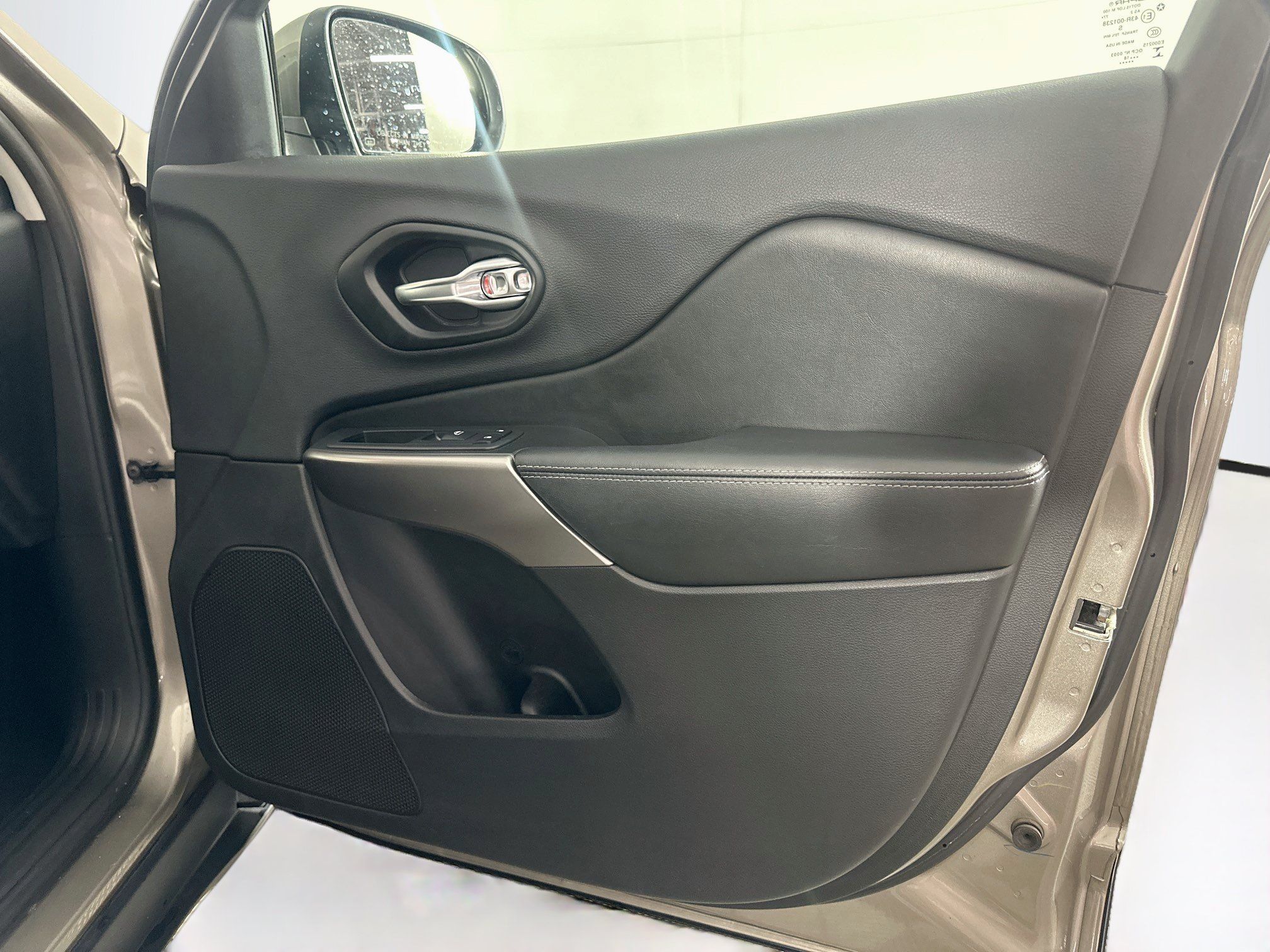 Used 2019 Jeep Cherokee Latitude w/ Popular Appearance Group FWD image 29