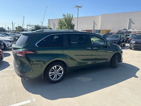 Used 2022 Toyota Sienna Platinum AWD/4WD image 3