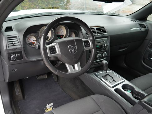 Used 2013 Dodge Challenger SXT image 4