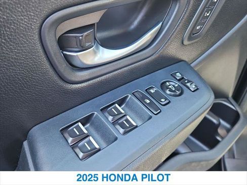 Certified 2025 Honda Pilot Elite image 13