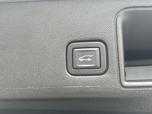 Used 2023 GMC Terrain SLT w/ Tech Package FWD image 11