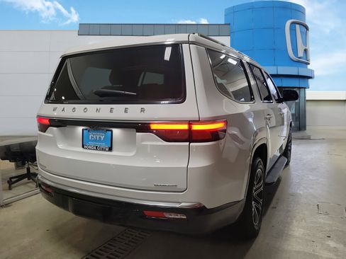 Used 2023 Jeep Wagoneer Series II image 5