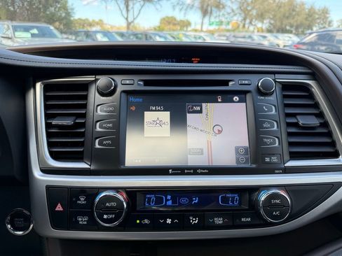 Used 2017 Toyota Highlander XLE image 28