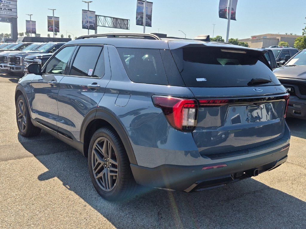 Used 2026 Ford Explorer ST-Line w/ ST-Line Street Pack RWD image 5
