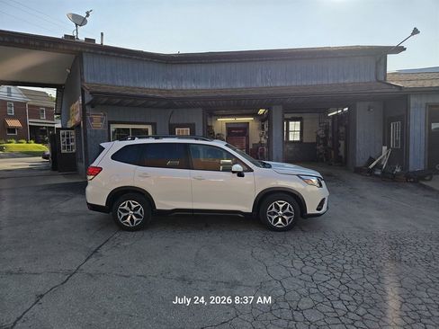 Used 2022 Subaru Forester Premium AWD/4WD image 7
