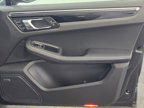 Certified 2024 Porsche Macan image 27