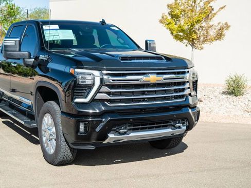 Used 2025 Chevrolet Silverado 2500 High Country w/ Technology Package AWD/4WD image 2