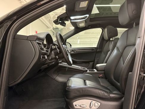 Certified 2025 Porsche Macan image 5