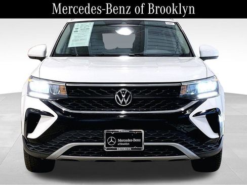 Used 2023 Volkswagen Taos SE w/ Panoramic Sunroof Package image 3