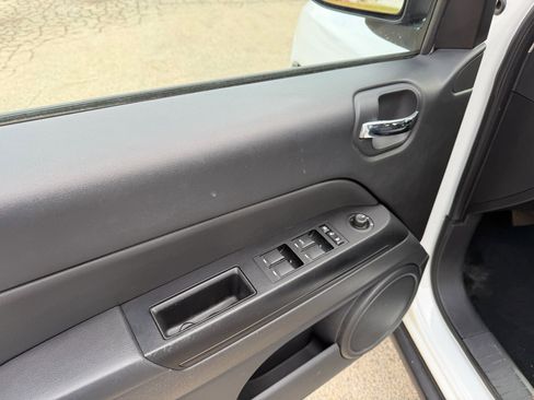 Used 2013 Jeep Compass Latitude w/ Sun/Sound Group image 10