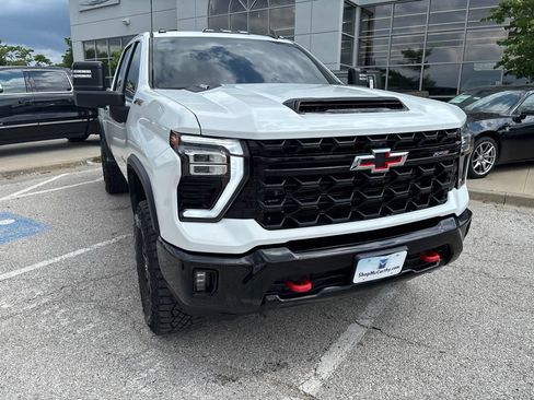 Used 2024 Chevrolet Silverado 2500 ZR2 w/ Technology Package AWD/4WD image 8