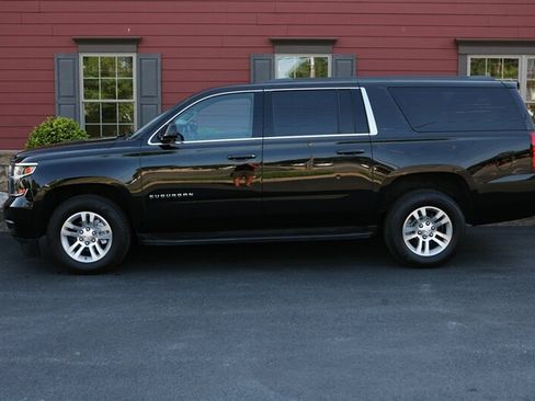 Used 2020 Chevrolet Suburban LS RWD image 4