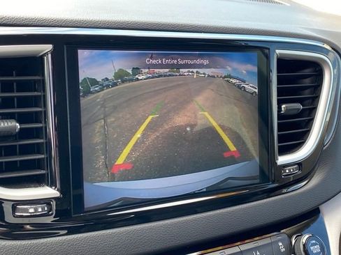 Used 2024 Chrysler Pacifica Touring-L image 12