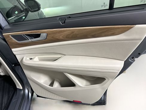 Used 2024 Volkswagen Atlas SE w/ Panoramic Sunroof Package FWD image 33