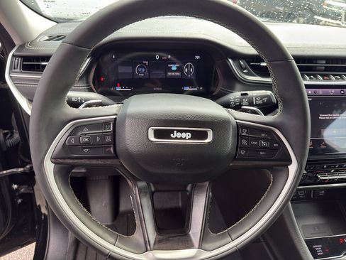 Used 2023 Jeep Grand Cherokee L Limited w/ Luxury Tech Group II AWD/4WD image 16