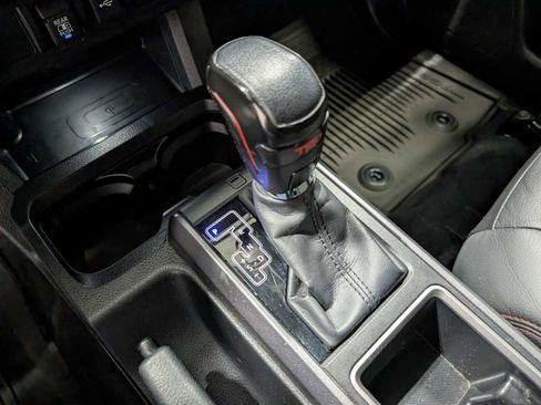 Used 2022 Toyota Tacoma TRD Off-Road image 27