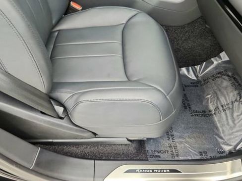 Used 2025 Land Rover Range Rover SE image 21