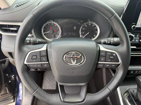 Used 2025 Toyota Highlander LE FWD image 15