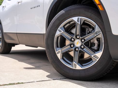 Used 2025 Chevrolet Blazer LT FWD image 3
