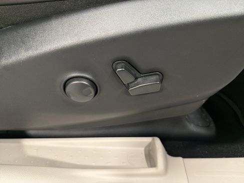 Used 2024 Chrysler Pacifica Limited image 28