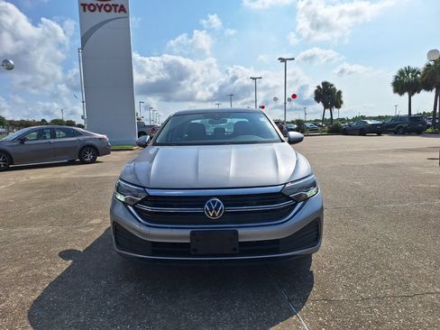 Used 2024 Volkswagen Jetta SE FWD image 2